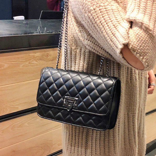 Sieviešu ādas soma ar garu metāla rokturi