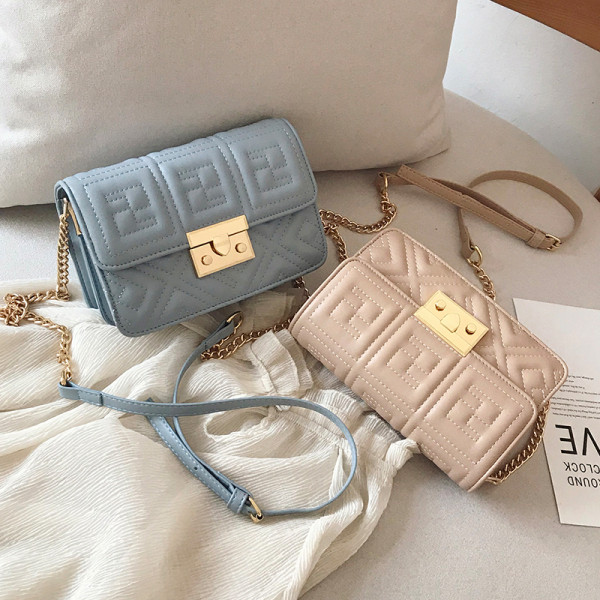 Stilīga sieviešu soma ar metāla aizdari un ķēdīti