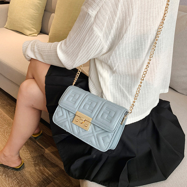 Stilīga sieviešu soma ar metāla aizdari un ķēdīti