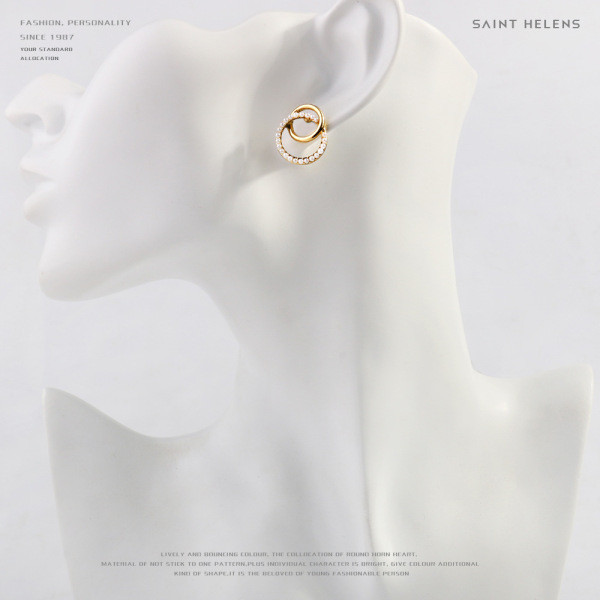 Dubulti sieviešu auskari apaļā formā