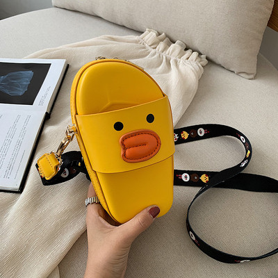 Női bőrtáska papucs formájú