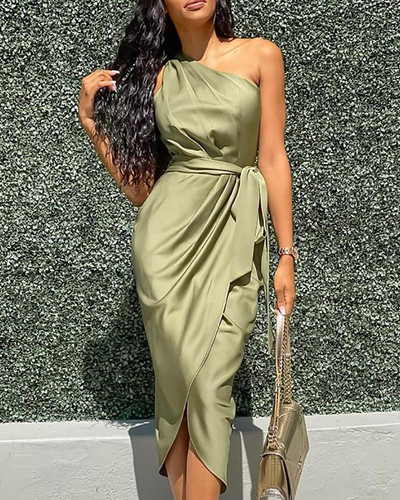 Stilīga sieviešu gara asimetriska kleita ar jostiņu jostasvietā