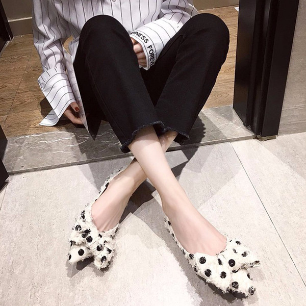 Sieviešu ikdienas apavi ar plakanu zoli un lenti