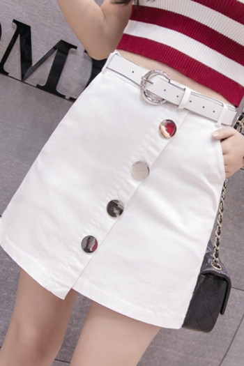 Aszimmetrikus női szoknya gombokkal és övvel