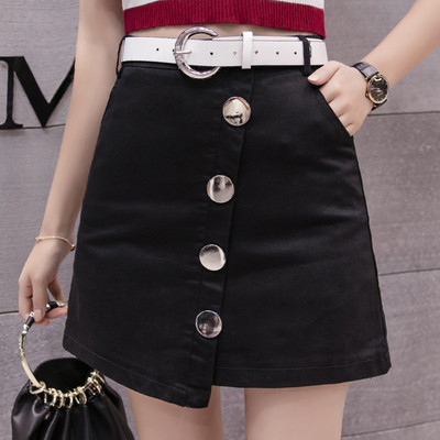 Aszimmetrikus női szoknya gombokkal és övvel