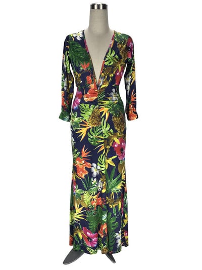 Šiuolaikinė moteriška ilga suknelė gilia iškirpte, gėlių raštu ir skeltuku