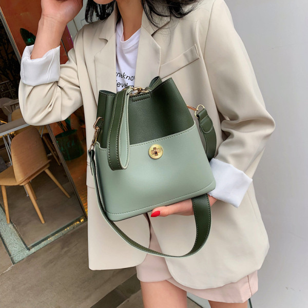 Sieviešu soma ar regulējamu ādas rokturi