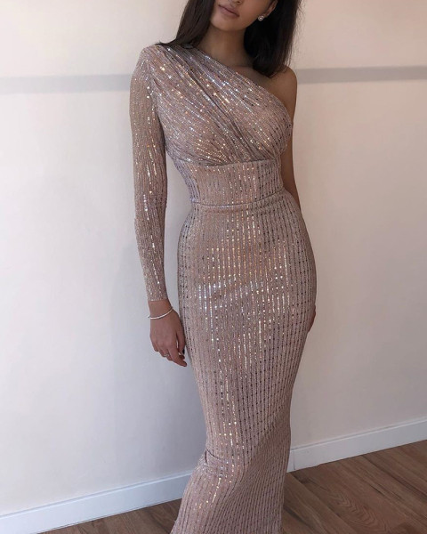 Rochie lunga de dama eleganta cu o maneca si paiete de culoare aurie