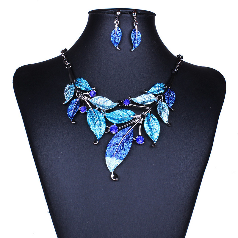 Naiste lehtedega kaelakee ja kõrvarõngaste komplekt