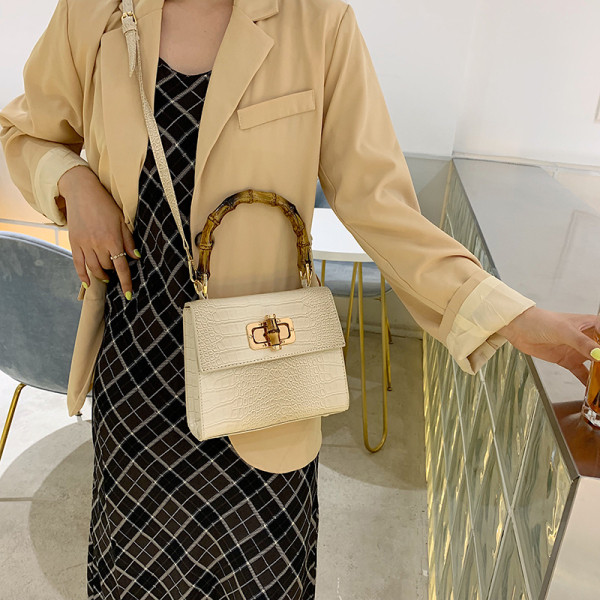 Moderna sieviešu ādas soma ar diviem rokturiem