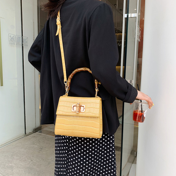 Moderna sieviešu ādas soma ar diviem rokturiem