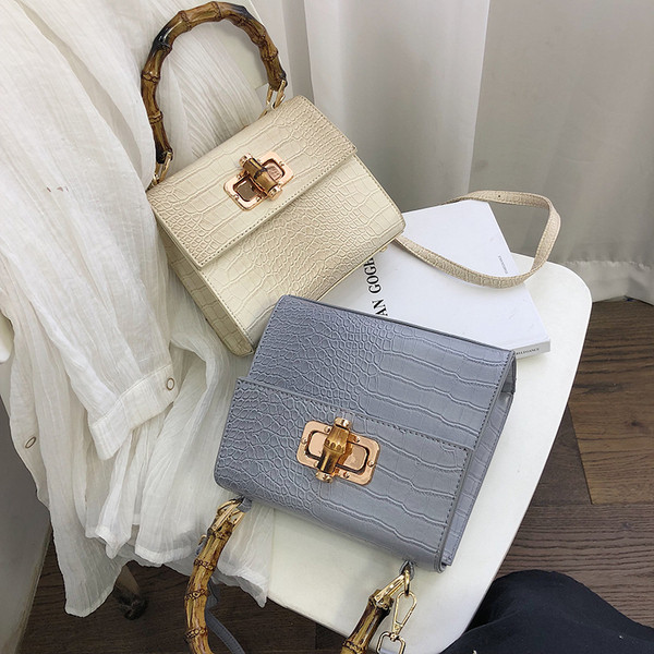 Moderna sieviešu ādas soma ar diviem rokturiem