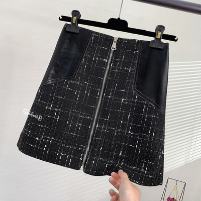 Kockás női szoknya magas derékkal, bőr elemekkel és cipzárral