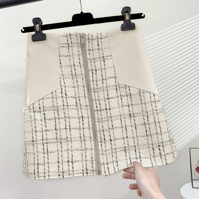 Kockás női szoknya magas derékkal, bőr elemekkel és cipzárral