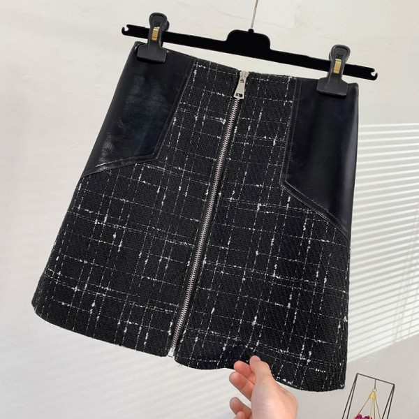 Kockás női szoknya magas derékkal, bőr elemekkel és cipzárral