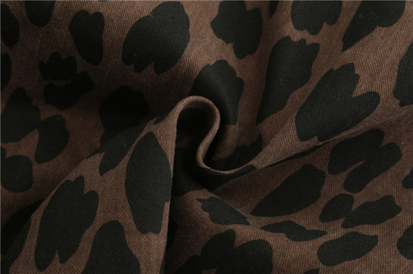 Lezser női rövid szoknya magas derékkal, állatmintával