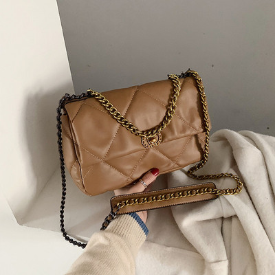 Geanta de dama din piele ecologica cu element metalic si maner lung