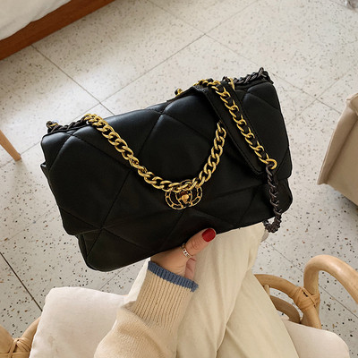 Geanta de dama din piele ecologica cu element metalic si maner lung