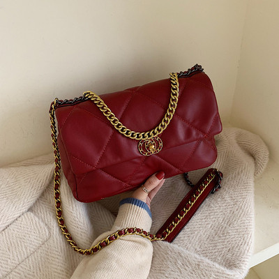 Geanta de dama din piele ecologica cu element metalic si maner lung