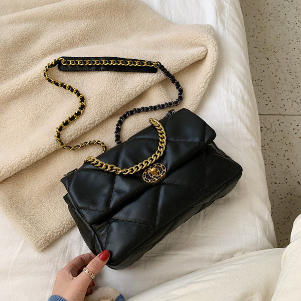 Geanta de dama din piele ecologica cu element metalic si maner lung