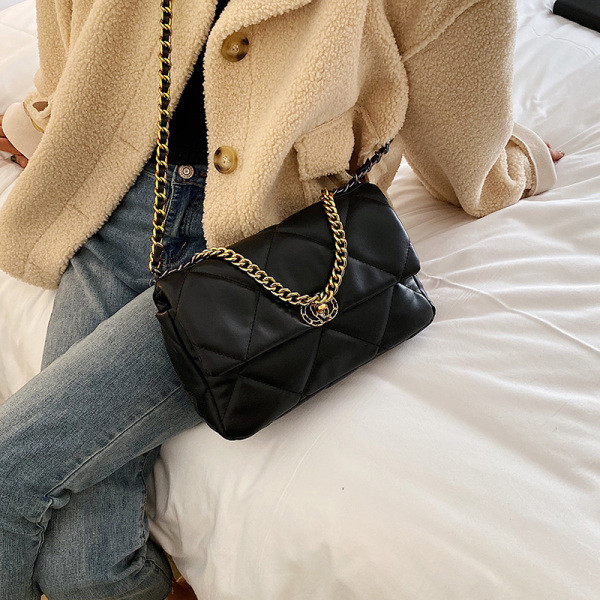 Geanta de dama din piele ecologica cu element metalic si maner lung