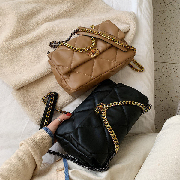 Geanta de dama din piele ecologica cu element metalic si maner lung