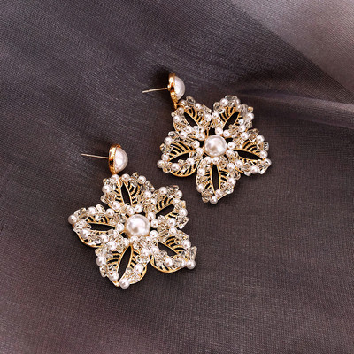 Elegáns női fülbevaló virág formájú