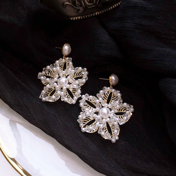 Elegáns női fülbevaló virág formájú