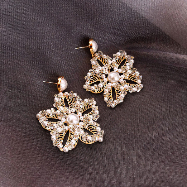 Elegáns női fülbevaló virág formájú