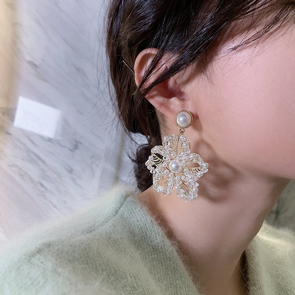 Elegáns női fülbevaló virág formájú