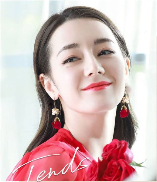 Cercei de damă atârnați cu trandafir roșu