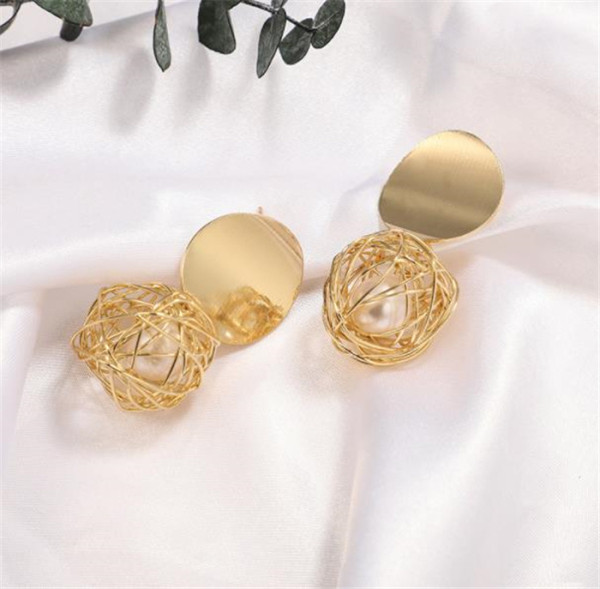 Gyöngyös golyó alakú női fülbevaló