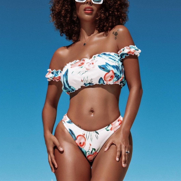 Dabartinis dviejų dalių maudymosi kostiumėlis su gėlių motyvais