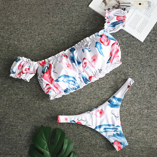 Dabartinis dviejų dalių maudymosi kostiumėlis su gėlių motyvais