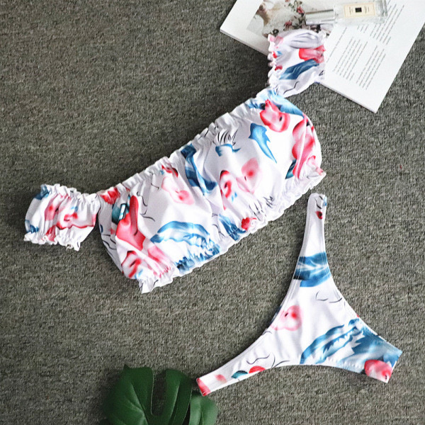 Dabartinis dviejų dalių maudymosi kostiumėlis su gėlių motyvais