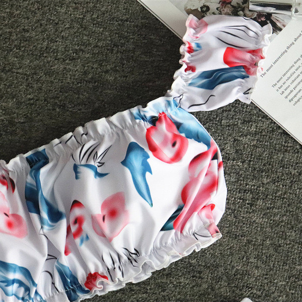 Dabartinis dviejų dalių maudymosi kostiumėlis su gėlių motyvais