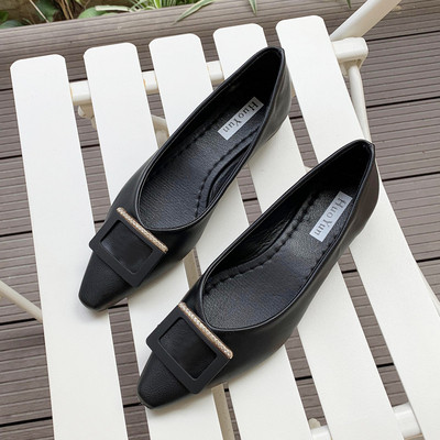 Alkalmi női cipő csattal - hegyes modell