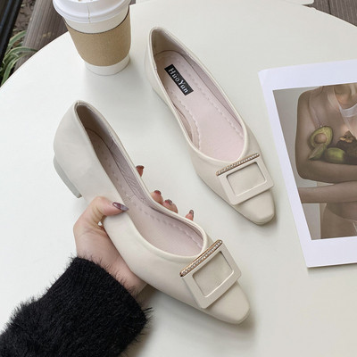 Alkalmi női cipő csattal - hegyes modell