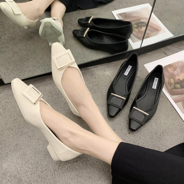 Alkalmi női cipő csattal - hegyes modell