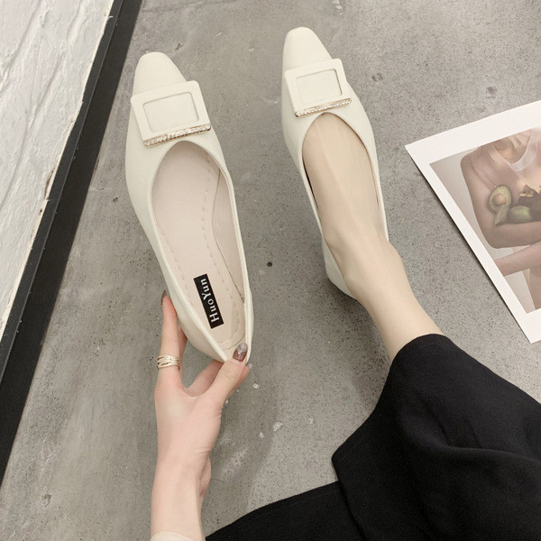 Alkalmi női cipő csattal - hegyes modell