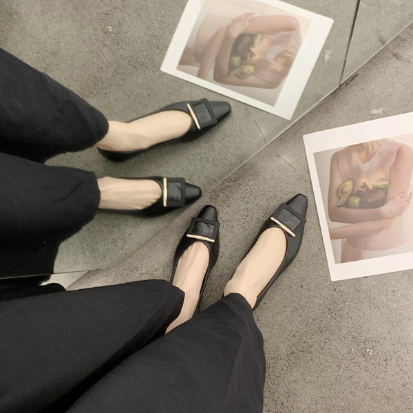 Alkalmi női cipő csattal - hegyes modell