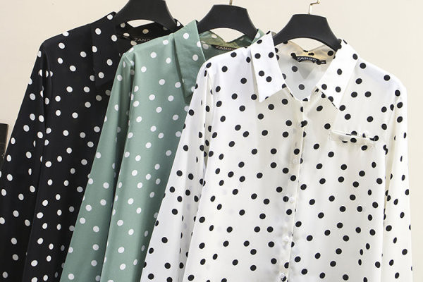 Moderns sieviešu punktveida krekls ar klasisku apkakli un garām piedurknēm