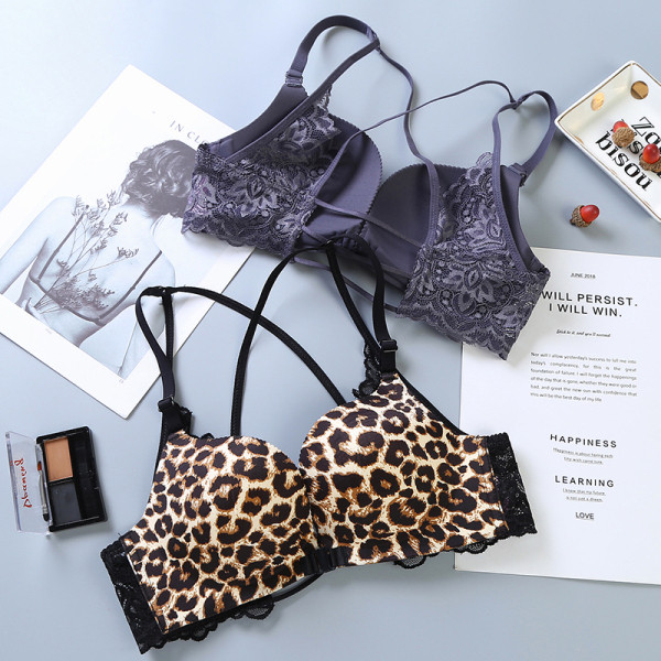 Alkalmi női melltartó elöl rögzítéssel és csipkével