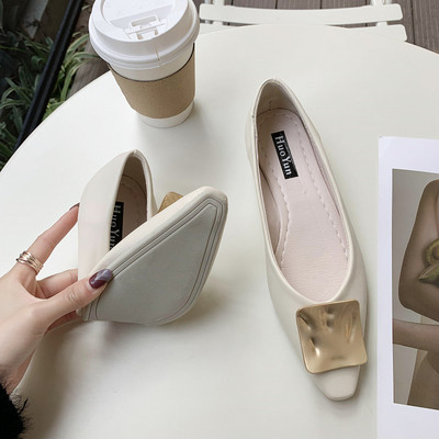 Modern női bőr cipő fém elemmel