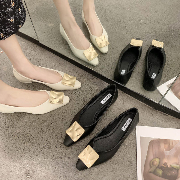 Modern női bőr cipő fém elemmel