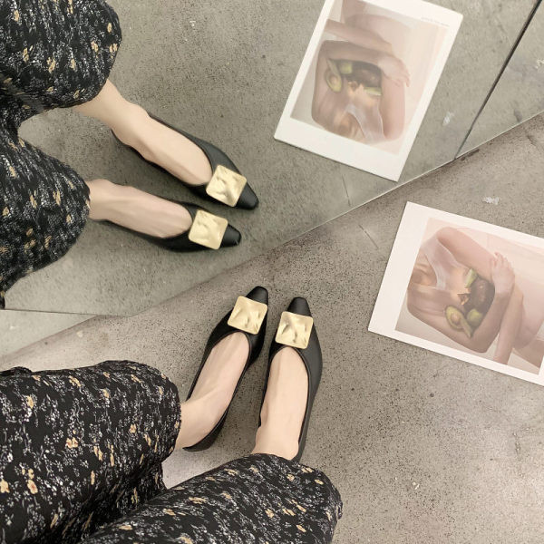 Modern női bőr cipő fém elemmel