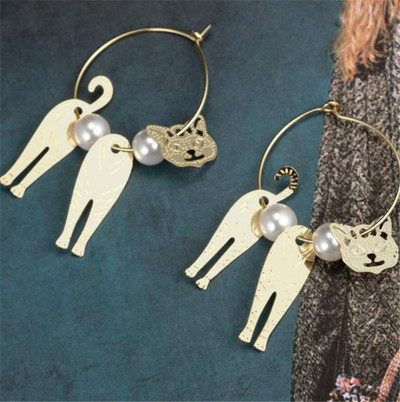 Kassi disainiga kuldsed naiste kõrvarõngad