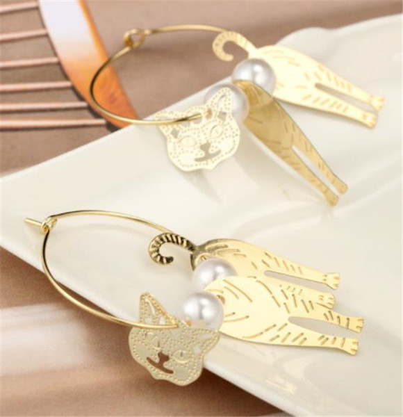 Kassi disainiga kuldsed naiste kõrvarõngad