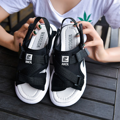 Alkalmi szandál lapos talppal és pánttal