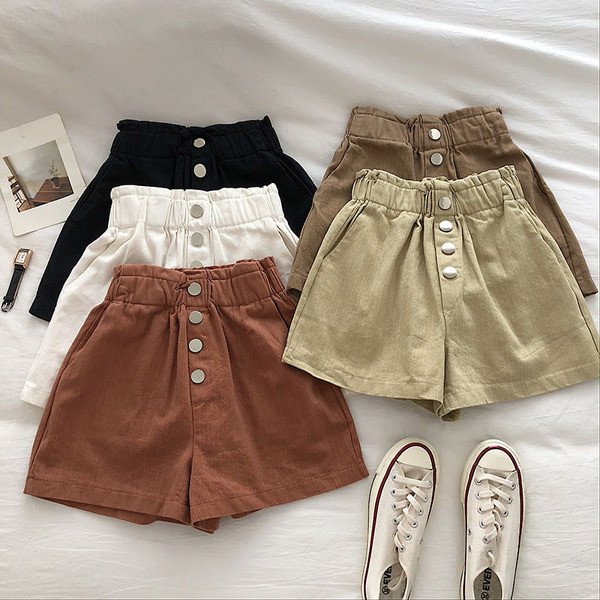 Sieviešu šorti ar elastīgu jostasvietu un pogām